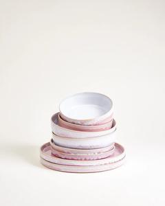 Assiette à dîner en céramique texturée Rose Blush, finition à pois subtils, profil moderne et fin, construction durable pour une mise en scène de table contemporaine - Product Image 3