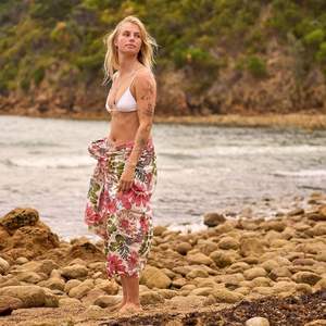 Sarong en coton artisanal à fleurs d'île, écharpe de plage, cadeau de voyage - Product Image 4