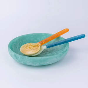 Service de couverts en résine brillante de qualité supérieure avec poignées effet marbre idéal pour une table à manger élégante et une cuisine domestique - Product Image 5