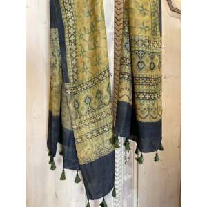 Bufanda Larga de Seda Ajrakh Tussar con Estampado a Mano, Diseño de Diseñador, Material Satinado, Multifuncional, para Verano e Invierno, Color Cúrcuma - Product Image 4