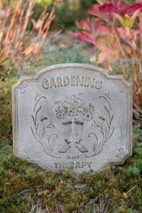 El Jardín de Nana. Elegante estaca/marcador de jardín de metal con silueta. Un tributo amoroso y personalizado. Disponible a precios de mayoreo. - Product Image 6