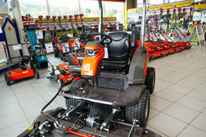 Cortadora de Césped Autopropulsada Husqvarna P525DX Diésel con Tracción en las Cuatro Ruedas, Motor Kubota, Plataforma Frontal Comercial, en Venta - Product Image 3