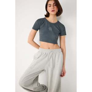 T-shirt court pour femme 100% coton côtelé avec broderie en pierres, col rond, coupe classique - Product Image 1