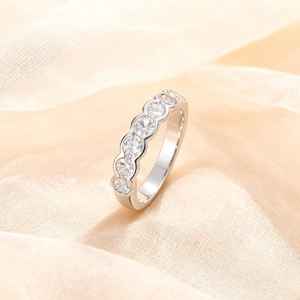 Anillo de Compromiso de Plata de Ley 925 con 7 Piedras de Moissanita Original Engastadas en Bisel, Joyería Fina, Regalo para Enamorados - Product Image 1