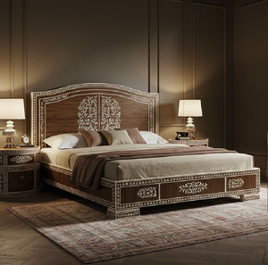 Cama con incrustaciones geométricas reales y banco a juego. Elegancia palaciega disponible a precios de mayoreo. - Product Image 2