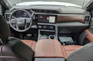 Asequible usado 2025 GMC Sierra 3500HD Denali Ultimate Crew Cab 4WD con ruedas de aleación Asientos de cuero Arranque remoto Bluetooth - Product Image 5