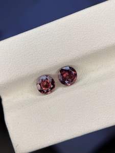 Par de Piedras Preciosas de Circonita Roja Natural con Corte Brillante Redondo para la Elaboración de Joyas TZ - Product Image 3