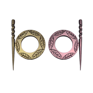 เข็มกลัดไม้ไผ่ ที่หนีบผ้าพันคอไม้เนื้อเรียบ ช่วยยึดผ้าคลุมไหล่ให้แน่น ไม่ทำให้เสื้อผ้าพันคอเสียรูปทรง เหมาะสำหรับใส่กับเสื้อสเวตเตอร์ในฤดูใบไม้ร่วงและฤดูหนาว - Product Image 4