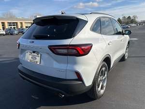 Impresionante Ford Escape ST-Line AWD 2024 Blanco Usado con Techo Solar, Arranque Remoto, Asientos de Cuero, Transmisión Automática, Llantas de Aleación y Navegación - Product Image 3