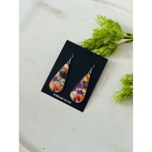 Boucles d'oreilles pendantes en turquoise Mohave violette et argent sterling, faites à la main par des artisans Navajo, forme goutte d'eau - Product Image 4