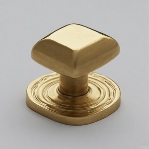 Pomo de puerta de metal grabado con cresta imperial HeirloomTurn Diseño de inspiración vintage para un atractivo atemporal y un encanto interior majestuoso - Product Image 6