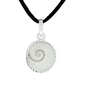 Arihant Gems & Jewels - Colgante Astrológico de Plata con Diseño de Bisel y Gomti Chakra Natural y Certificado para Hombre 3 - Product Image 1
