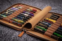 CROSS FAB Estuche para 20 Bolígrafos de Cuero Marrón con Cierre, 12x10 Pulgadas, Alta Calidad, Duradero, Práctico y Elegante para Escuelas