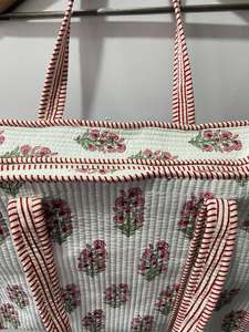 Bolsa de Mano Grande de Algodón Hecha a Mano, Acolchada en Turquesa con Bordado Rojo, Cierre de Cremallera, para Viajes de Verano y Compras Diarias - Product Image 5