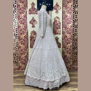 Elegante Malva Indo Western Lehenga con trabajo de Dori hecho a mano y reflejos de diamantes para un perfecto para todas las ocasiones de La India - Product Image 2