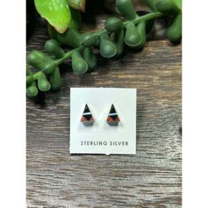 Boucles d'oreilles clous triangulaires en argent sterling Zuni avec design géométrique multi-pierres - Product Image 1