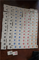 Jeu de Rummy-O en plastique multicolore avec 4 plateaux et tuiles – Idéal pour les soirées en famille, les jeux éducatifs et les loisirs – Convient aux 14 ans et plus