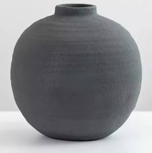 Jarrón de hierro de diseño moderno Stamos de 14 pulgadas, jarrón de metal de aluminio negro mate de mejor calidad - Product Image 1