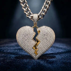 Collier Pendentif Cœur Géométrique en Zircon Plaqué Rhodium et Or, Design Central Fendu, Cadeau Tendance - Product Image 1