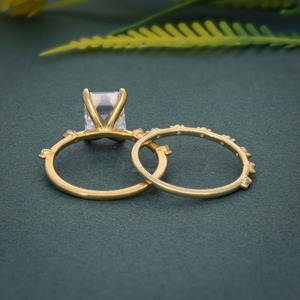 Anillo de Compromiso con Diamante Cultivado en Laboratorio con Corte Esmeralda, Certificado IGI, VVS, Estilo Moderno, con Conjunto Nupcial a Juego en Oro de 14k al Mejor Precio - Product Image 2