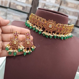 Classy Look Designer Conjunto de Gargantilla con aspecto de perla de la mejor calidad con pendientes Conjunto clásico para mujer para colección de boda para mujer - Product Image 1