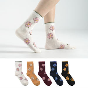 Chaussettes en coton pour femmes - Chaussettes décontractées respirantes en tricot à imprimé floral avec un grand motif floral pour un usage quotidien - Kikiya - Product Image 1