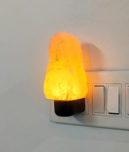 Lámpara de sal de cristal del Himalaya tallada en roca Rosa natural hecha a mano con luz nocturna romántica característica elegante diseño de amor - Product Image 1