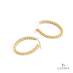 Boucles d'oreilles créoles tendance imperméables en acier titane plaqué or 18 carats, design personnalisable, unisexe - Product Image 3