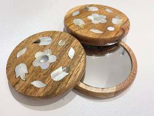 Encantador espejo de madera de mano con incrustaciones de concha natural personalizado para regalos de cumpleaños - Product Image 3