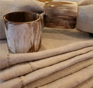 Anneau de serviette en corne de buffle polie, design rustique, couleur naturelle, idéal pour la table à manger - Product Image 5