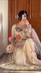 Magnifique ensemble Sharara indien pakistanais en Chinon pur avec imprimé lourd, idéal pour les fêtes et mariages, pour femmes - Product Image 2