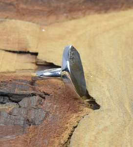 Anillo de Labradorita Rústica en Plata de Ley 925 con Engaste de Garra, Joyería de Piedra Natural, Regalo para Hombre - Product Image 2