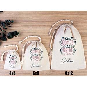 Sacs personnalisés « Voici la mariée » pour kit anti-gueule de bois, idéaux pour enterrement de vie de jeune fille et mariage, avec breloques de sac amusantes et chics pour une survie optimale - Product Image 5