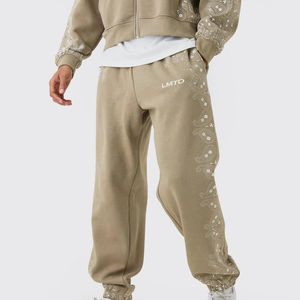 Bas brodés personnalisés, conçus avec une couche de tissu chaud, grammage équilibré et profil de jogging facile pour une demande décontractée moderne - Product Image 1