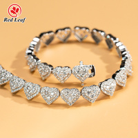 Bracelet à breloques en argent sterling 925 plaqué or, serti d'un moissanite taille cœur, style classique, de la collection Redleaf Jewelry Fine Jewelry.