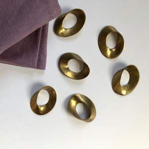 Servilletero Minimalista de Latón Pulido, Diseño Ovalado Escultural Ancho y Trenzado, Porta Servilletas de Metal para una Mesa de Comedor Elegante y de Lujo - Product Image 1