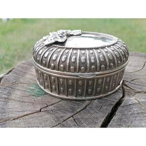 Boîte à bijoux en métal de base simple Organisateur décoratif élégant Idéal pour les bagues Boucles d'oreilles Colliers Bracelets et usage quotidien - Product Image 6