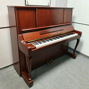 Piano Vertical Yamaha W106 de Lujo, Diseño Clásico Japonés, Color Caoba, Piano de Segunda Mano, Acción Suave y Estética Clásica - Product Image 1