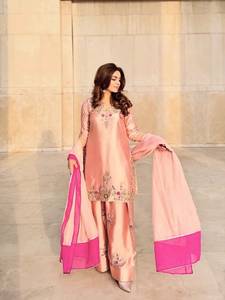 Conjunto de top de seda elegante con bordado de diseñador y trabajo de lentejuelas, con pantalón estilo Farshi y dupatta, completamente cosido y listo para usar. - Product Image 2