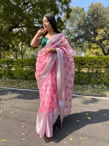 ผ้าไหม Organza ทอขอบ Saree กับงานเย็บปักถักร้อยในทั่ว Saree และแนบ Moti Tassels บน Pallu - Product Image 3