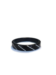 Nouvelle bague en résine noire de qualité supérieure avec rayures diagonales blanches, design artistique rond, élégante pour mariage et soirée, pour femme - Product Image 1