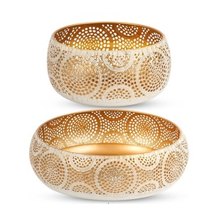 Cuenco redondo de metal perforado dorado sofisticado con borde esculpido para agregar elegancia a bodas y decoraciones de habitaciones - Product Image 1