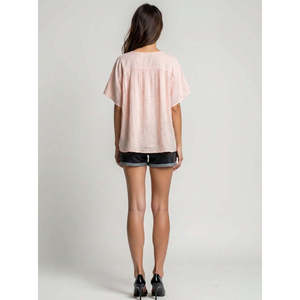 Camisa Holgada de Seda Tejida a Mano para Verano con Patrón Floral Bordado a Mano, Manga Corta y Cuello con Solapa - Product Image 4