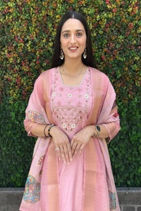 Grand élégant indien ethnique Collection Opulent droit Kurti pantalon Dupatta ensemble pour le printemps pour les mariages Diwalis B2B vente en gros - Product Image 3