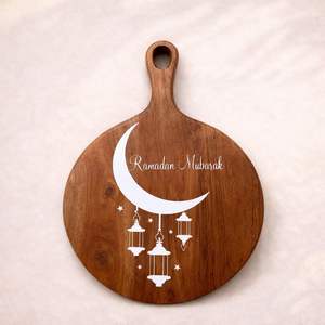 Plateau de service rond en bois massif de qualité supérieure avec gravure Bismillah, design durable et sûr pour les aliments, parfait pour les repas d'Iftar, la décoration et les cadeaux - Product Image 4
