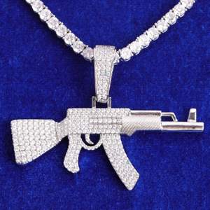 Colgante Unisex de Lujo con Diseño de Pistola Plateada, Chapado en Oro de 14K, Micro Pavé de Moissanita, Estilo Hip Hop, Moderno y Elegante para Él - Product Image 4