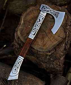 Hache de bataille viking en acier à haute teneur en carbone, fabriquée à la main, avec manche en bois et fourreau en cuir, hache gravée, idée cadeau DIY pour lui avec fourreau - Product Image 1