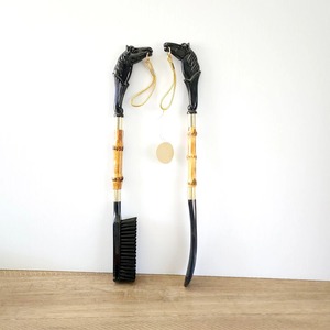 Rehausseur de chaussures élégant à motif de tête de cheval noir pour une assistance quotidienne à la chaussure, avec un look artistique détaillé et une construction robuste - Product Image 1