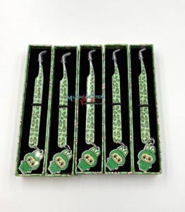 Pinzas de extensión de pestañas verdes con punta de fibra de etiqueta privada, pinzas de pestañas de volumen delgado con agarre de diamante de 90 grados con dijes - Product Image 2
