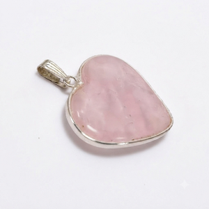 Collier Pendentif en Pierre Précieuse Polie en Forme de Cœur en Cristal de Quartz Rose Naturel Sertie de Plaqué Argent, Vente en Gros - Product Image 1